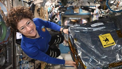 NASA astronautė Christina Koch su montavimui į TKS paruošta Šaltųjų atomų laboratorija