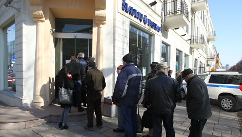 Žmonių eilė prie &Scaron;iaulių banko skyriaus Kaune