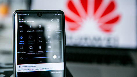 "Huawei" mobilusis telefonas su įjungtu skrydžio režimu