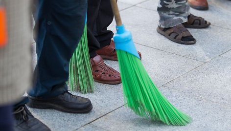 Sostinės kiemsargiai piketavo bijodami negauti algų už savo darbą.