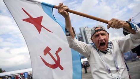 Rusas mosuoja buvusia Sovietų Sąjungos Baltijos karinio jūrų laivyno vėliava Kaliningrade