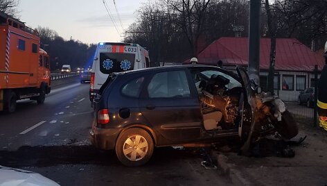 Tunelio gatvėje &bdquo;Renault&ldquo; rėžėsi į stulpą