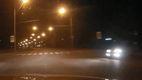 Sankryžoje i&scaron;lindo automobilis