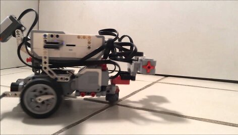 Lego robotas turi skaitmenines kirmino C. Elegans smegenis