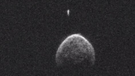 Pro Žemę naktį į antradienį praskriejęs asteroidas ir jo palydovas