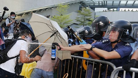 Honkonge protestuotojai buvo vaikomi panaudojus ašarines dujas.