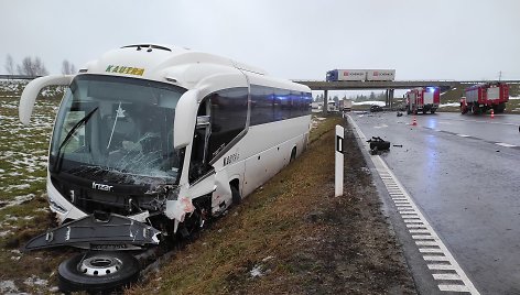 Kėdaini rajone į avariją pakliuvo keleivinis autobusas, žuvo žmogus