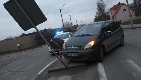 „Citroen“ įsirėžė į saugumo salelę