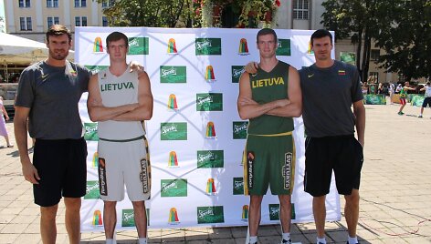 Darju&scaron;as ir K&scaron;i&scaron;tofas Lavrinovičiai prie savo antrininkų