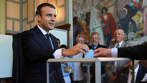 Emmanuelis Macronas balsuoja rinkimuose