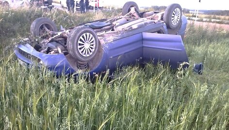 Apvirtęs migrantus gabenęs automobilis
