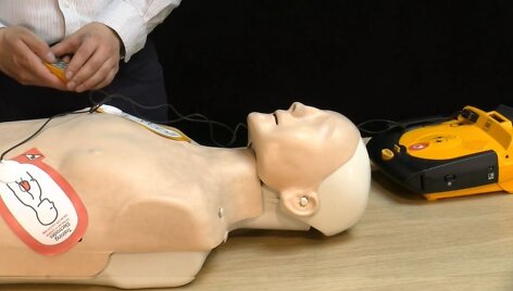 Kaip naudotis defibriliatoriumi?