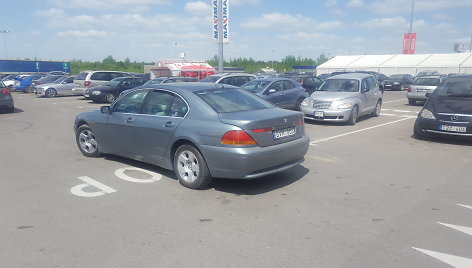 Policininko švarką savo BMW vežiojantis vairuotojas