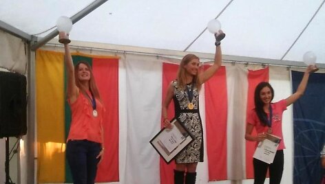 Europos moterų  kar&scaron;to oro balionų čempionato prizininkės - Agnė  Simonavičiūtė (i&scaron; kairės), Beata Choma ir Elisabeth Kindermann