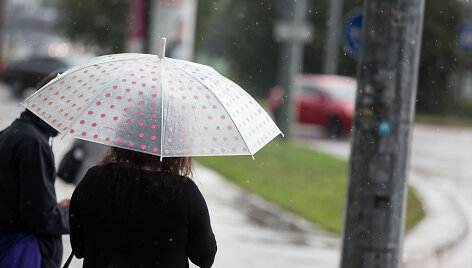 Vilnių vėl užpuolė lietaus debesys