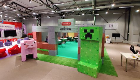 Iš dėžių pastatytas realaus dydžio „Minecraft“ namas