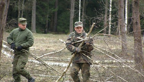 Kariai tvarko aplinką aplink Kazlų Rūdos poligoną