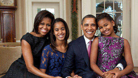 Barackas Obama su žmona Michelle Obama ir dukromis Malia, ir Sasha (dešinėje)