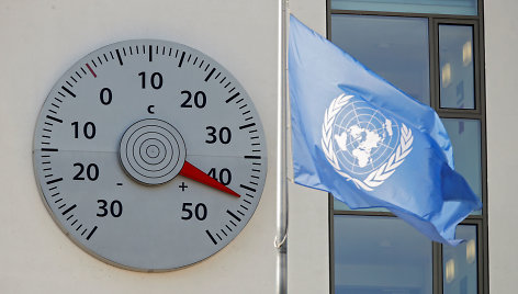 Ant Jungtinių Tautų pastato Bonoje pakabintas didžiulis termometras rodo neįprastai aukštą temperatūrą