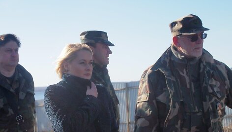 NŽT vadovė Daiva Gineikaitė kartu su VSAT pareigūnais vietoje įvertino lauko darbus, demarkuojant Lietuvos-Rusijos sieną.