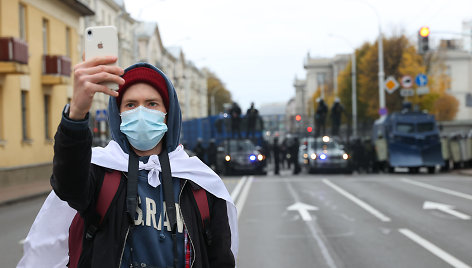 Baltarusių protestuotojas su apsaugine kauke