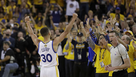Stephenas Curry džiaugiasi