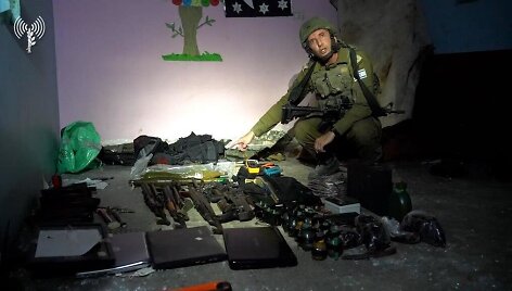 IDF atstovas spaudai Danielis Hagari su ginklais, kuriuos Izraelio pajėgos rado "Hamas" vadavietėje po Gazos miesto Rantisi ligonine