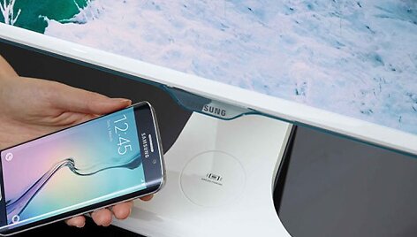 &bdquo;Samsung&ldquo; monitorius, kuris telefonus leidžia įkrauti bevieliu būdu