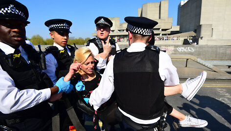 Londone tęsiasi aktyvistų grupės &bdquo;Extinction Rebellion&ldquo; protestai
