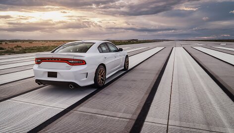 Greičiausias sedanas pasaulyje: &bdquo;Dodge Charger SRT Hellcat&ldquo;