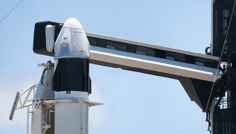 „SpaceX“ erdvėlaivis su „Crew Dragon“ kapsule pasirengęs startui