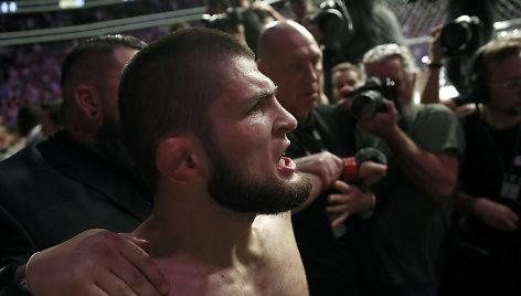 Chabibas Nurmagomedovas UFC svarbiausioje kovoje įveikė Conorą McGregorą.