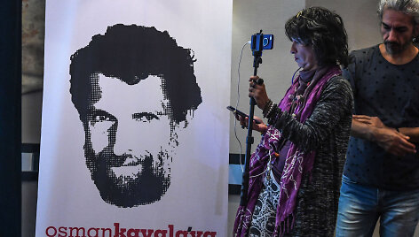 Plakatas su Osmano Kavalos atvaizdu