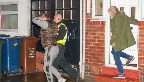 Britų pareigūnai sulaiko lietuvius