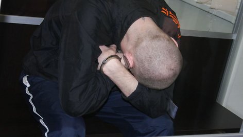 Už mažametės išniekinimą teisiamas Ramūnas Krivičius teisme dangstėsi ir vengė kamerų. 