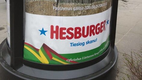 &bdquo;Hesburger&ldquo; reklaminis plakatas su klaida