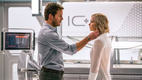 Chrisas Prattas ir Jennifer Lawrence filme &bdquo;Pakeleiviai&ldquo;
