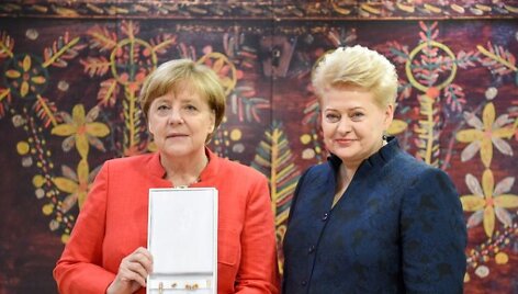 D.Grybauskaitė Vokietijos kanclerei A.Merkel įteikė valstybinį apdovanojimą