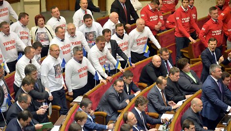 Po balsavimų Ukrainos opozicijos deputatai &scaron;aukia &bdquo;gėda&ldquo;