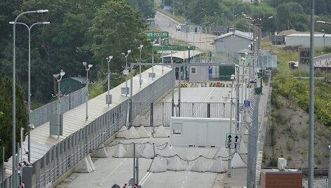 Estija pradėjo statyti užtvarus ant tilto prie sienos su Rusija
