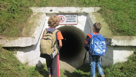 Kanalizacijos vamzdis po geležinkeliu prie sostinės Zuikių g. 