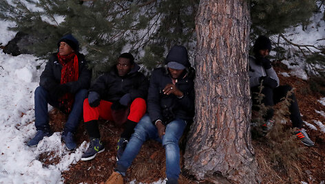 Rizikuodami gyvybe migrantai mėgina įveikti Alpes tam, kad pasiektų Prancūziją