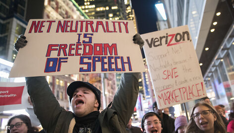 Už interneto neutralumą pasisakantys protestuotojai