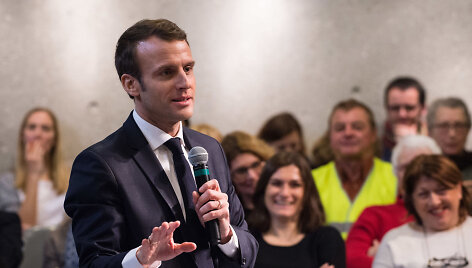 E.Macronas &bdquo;didžiuosiuose nacionaliniuose debatuose&ldquo;