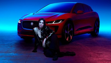 Dua Lipa ir „Jaguar I-PACE“ elektromobilis