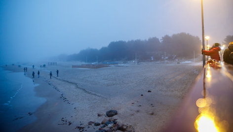 Tirštas rūkas ir lietus Palangoje