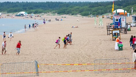 Palangos paplūdimyje &ndash; patys i&scaron;tvermingiausi poilsiautojai