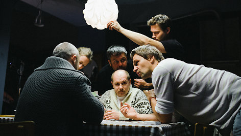 Komedijos „Kaip pavogti žmoną“ kūrybinė grupė su režisieriumi Donatu Ulvydu (dešinėje)