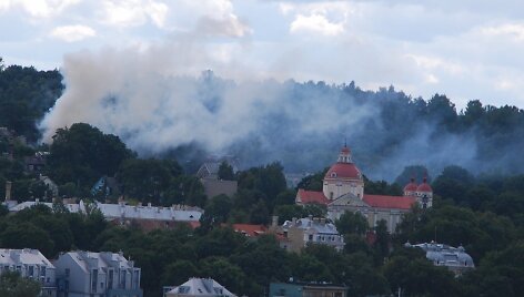 Gaisras įsiplieskė visai netoli &scaron;v. Petro ir Povilo bažnyčios