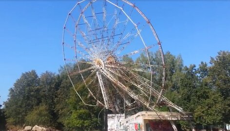 Elektrėnuose nuverstas apleistų atrakcionų apžvalgos ratas